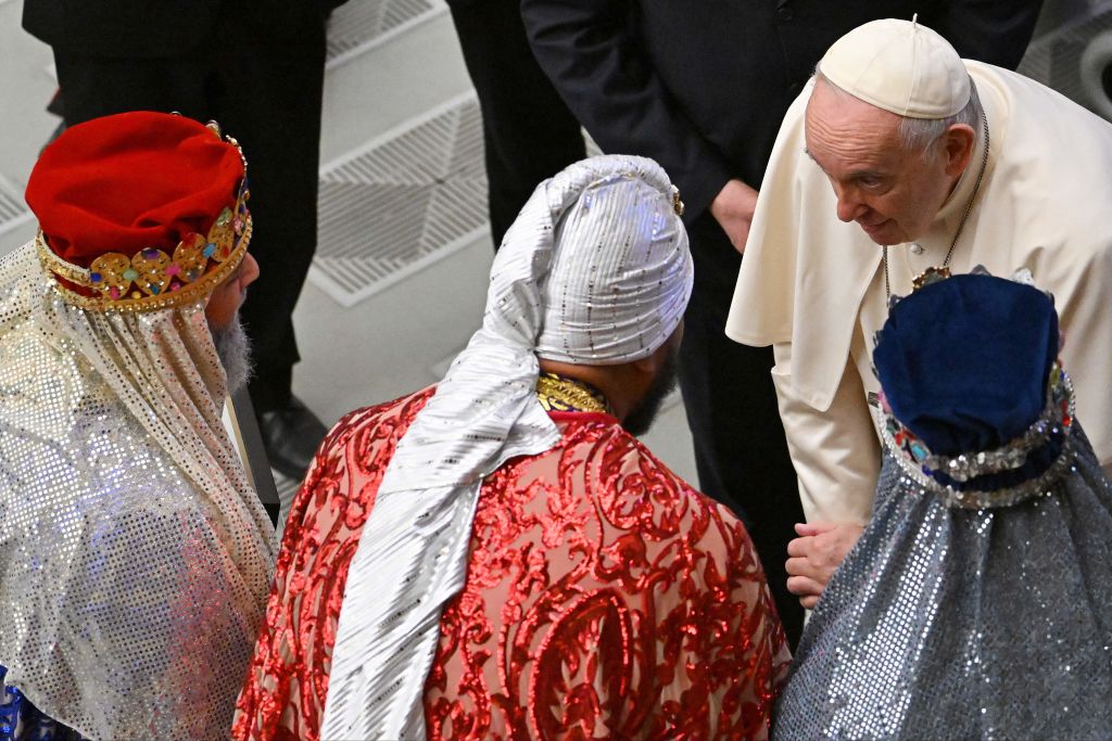 El papa Francisco aluda a fieles vestidos de Reyes Magos durante su audiencia general semanal en el Vaticano el 21 de diciembre de 2022. (Crédito: Alberto Pizzoli/AFP/Getty Images) 