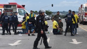 Las fuerzas de seguridad detienen a simpatizantes del expresidente Jair Bolsonaro tras retomar el control del Palacio Presidencial de Planalto, en Brasilia, el 8 de enero de 2023. (TON MOLINA/AFP via Getty Images)