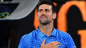El serbio Novak Djokovic celebra su victoria contra el español Roberto Carballes Baena en el Abierto de Australian el 18 de enero de 2023 (Crédito: PAUL CROCK/AFP via Getty Images)
