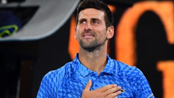 El serbio Novak Djokovic celebra su victoria contra el español Roberto Carballes Baena en el Abierto de Australian el 18 de enero de 2023 (Crédito: PAUL CROCK/AFP via Getty Images)
