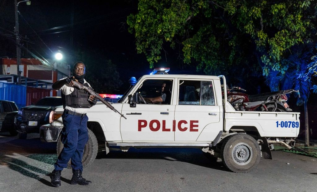 Policía patrulla las calles de Haití en medio de una ola de violecia. Imagen ilustrativa (Photo by RICHARD PIERRIN/AFP via Getty Images)