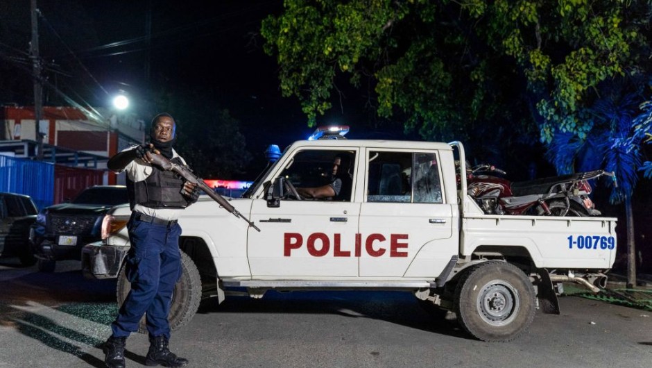 La policía patrulla las calles de Haití en medio de una ola de violencia.  Imagen ilustrativa (Foto de RICHARD PIERRIN/AFP vía Getty Images)