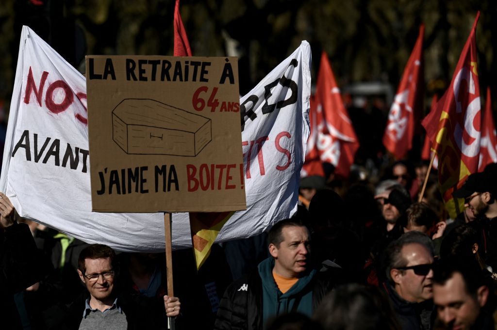 Des manifestants participent à une deuxième journée de grèves et de manifestations nationales contre le projet de réforme des retraites du gouvernement à Bordeaux, France, le 31 janvier 2023.  (Photo de PHILIPPE LOPEZ/AFP via Getty Images)
