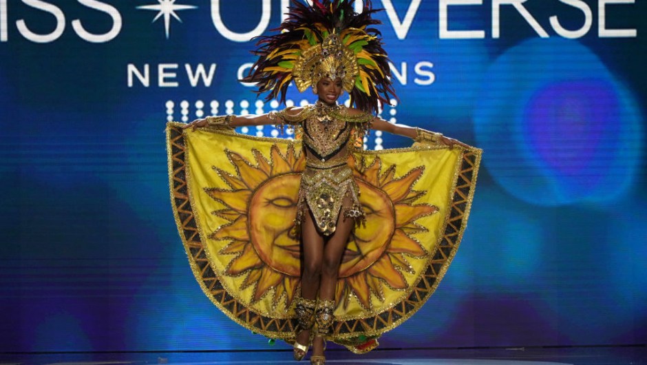 Miss Ecuador, Nayelhi González, sube al escenario durante el 71º Concurso Nacional de Vestuario Miss Universo en el Centro de Convenciones Morial de Nueva Orleans el 11 de enero de 2023 en Nueva Orleans, Luisiana. (Foto de Josh Brasted/Getty Images)