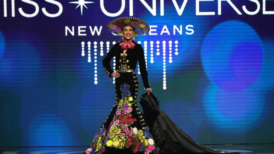 Miss México, Irma Cristina Miranda Valenzuela sube al escenario durante el 71º Concurso Nacional de Vestuario Miss Universo en el Centro de Convenciones Morial de Nueva Orleans el 11 de enero de 2023 en Nueva Orleans, Luisiana. (Foto de Josh Brasted/Getty Images)