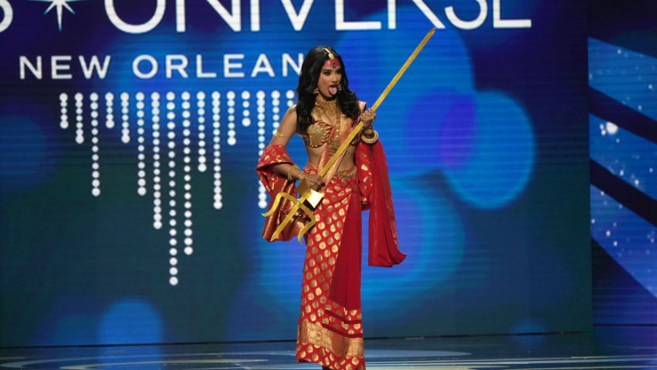 Miss Nepal, Sophiya Bhujel, sube al escenario durante el 71º Concurso Nacional de Vestuario Miss Universo en el Centro de Convenciones Morial de Nueva Orleans el 11 de enero de 2023 en Nueva Orleans, Luisiana. (Foto de Josh Brasted/Getty Images)