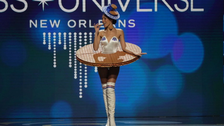 Miss Países Bajos, Ona Moody, sube al escenario durante el 71º Concurso Nacional de Vestuario Miss Universo en el Centro de Convenciones Morial de Nueva Orleans el 11 de enero de 2023 en Nueva Orleans, Luisiana. (Foto de Josh Brasted/Getty Images)
