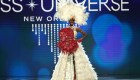 Miss Nigeria, Hannah Iribhogbe, sube al escenario durante el 71º Concurso Nacional de Vestuario Miss Universo en el Centro de Convenciones Morial de Nueva Orleans el 11 de enero de 2023 en Nueva Orleans, Luisiana. (Foto de Josh Brasted/Getty Images)