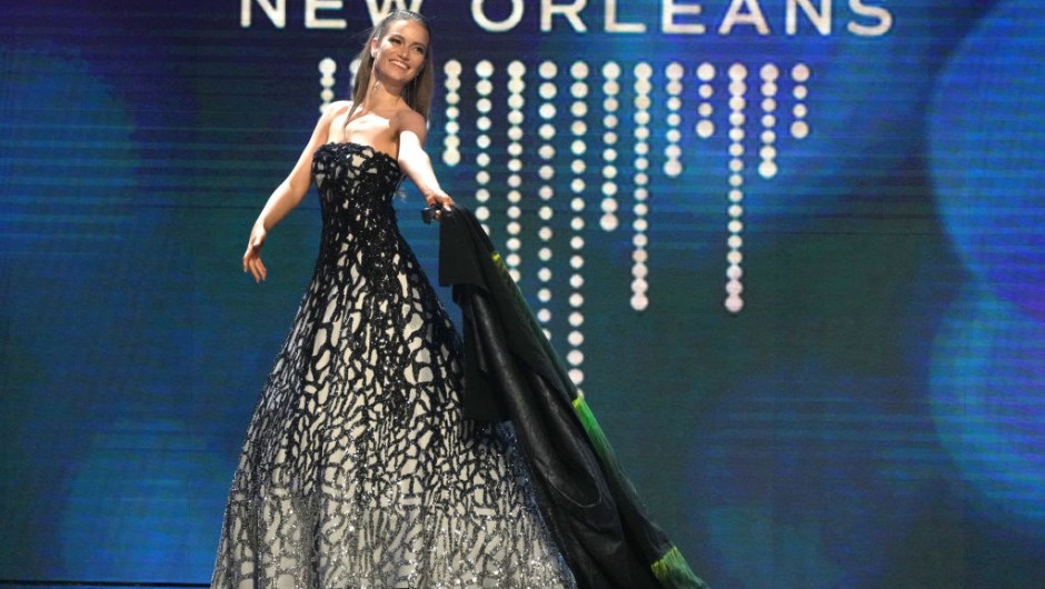 Miss Noruega, Ida Hauan, sube al escenario durante el 71º Concurso Nacional de Vestuario Miss Universo en el Centro de Convenciones Morial de Nueva Orleans el 11 de enero de 2023 en Nueva Orleans, Luisiana. (Foto de Josh Brasted/Getty Images)