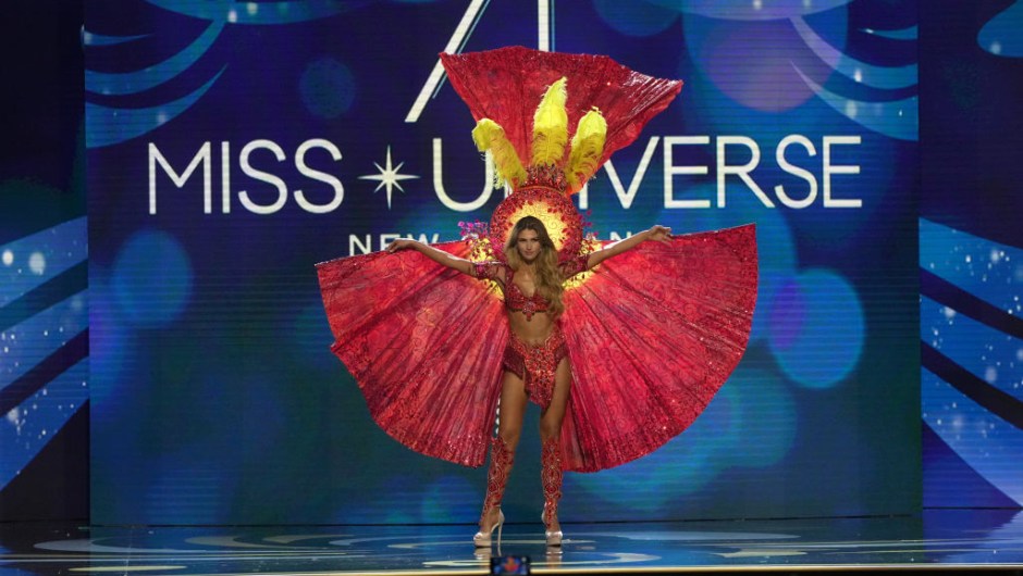 Miss Perú, Alessia Rovegno, sube al escenario durante el 71º Concurso Nacional de Vestuario Miss Universo en el Centro de Convenciones Morial de Nueva Orleans el 11 de enero de 2023 en Nueva Orleans, Luisiana. (Foto de Josh Brasted/Getty Images)