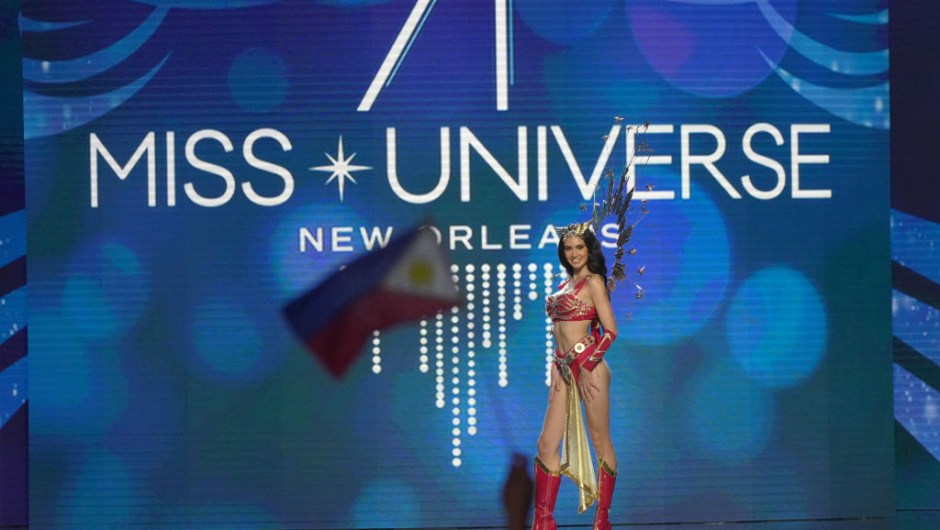 Miss Filipinas, Celeste Cortesi, sube al escenario durante el 71º Concurso Nacional de Vestuario Miss Universo en el Centro de Convenciones Morial de Nueva Orleans el 11 de enero de 2023 en Nueva Orleans, Luisiana. (Foto de Josh Brasted/Getty Images)