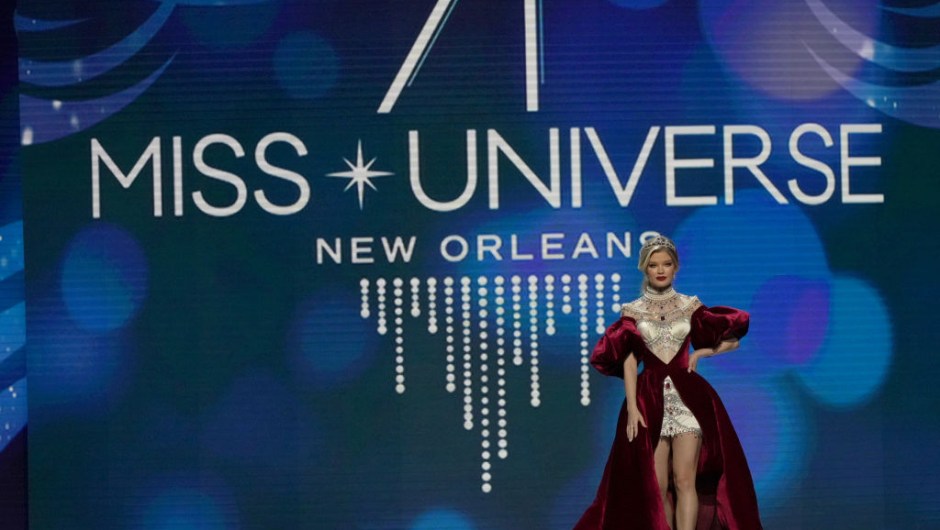 Miss Rusia, Anna Linnikova, sube al escenario durante el 71º Concurso Nacional de Vestuario Miss Universo en el Centro de Convenciones Morial de Nueva Orleans el 11 de enero de 2023 en Nueva Orleans, Luisiana. (Foto de Josh Brasted/Getty Images)