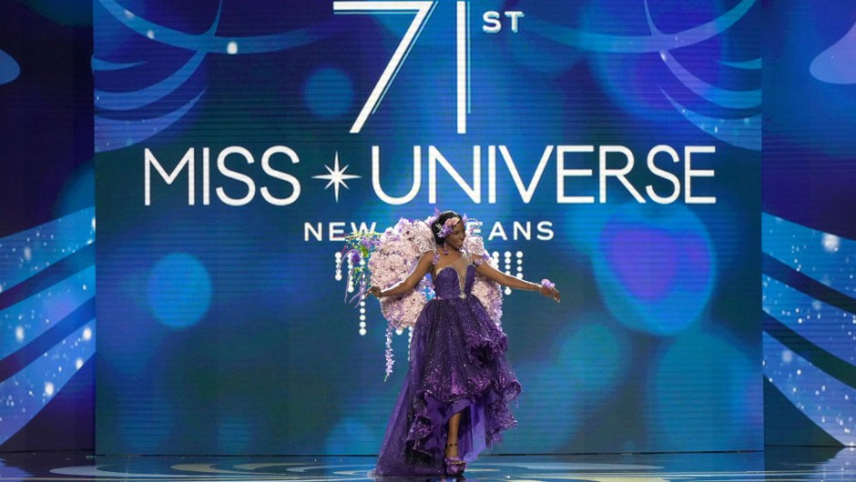 Miss Santa Lucía, Sheris Paul, sube al escenario durante la 71.ª Exposición Nacional de Trajes de la Competencia Miss Universo en el Centro de Convenciones Morial de Nueva Orleans el 11 de enero de 2023 en Nueva Orleans, Luisiana. (Foto de Josh Brasted/Getty Images)