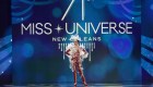 Miss Singapur, Carissa Yap, sube al escenario durante el 71º Concurso Nacional de Vestuario Miss Universo en el Centro de Convenciones Morial de Nueva Orleans el 11 de enero de 2023 en Nueva Orleans, Luisiana. (Foto de Josh Brasted/Getty Images)