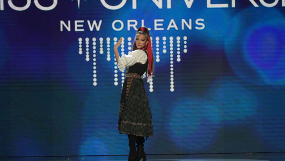 Miss República Eslovaca, Karolina Michalcikova, sube al escenario durante el 71º Concurso Nacional de Vestuario Miss Universo en el Centro de Convenciones Morial de Nueva Orleans el 11 de enero de 2023 en Nueva Orleans, Luisiana. (Foto de Josh Brasted/Getty Images)