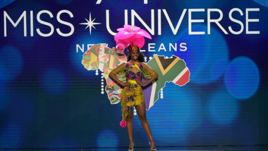 Miss Sudáfrica, Ndavi Nokeri, sube al escenario durante el 71º Concurso Nacional de Vestuario Miss Universo en el Centro de Convenciones Morial de Nueva Orleans el 11 de enero de 2023 en Nueva Orleans, Luisiana. (Foto de Josh Brasted/Getty Images)