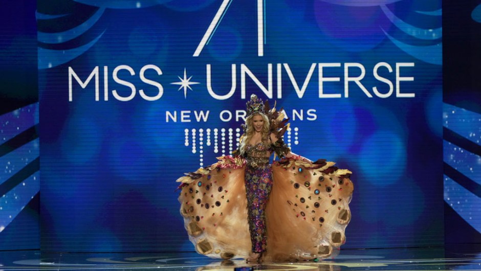 Miss Suiza, Alia Guindi, sube al escenario durante el 71º Concurso Nacional de Vestuario Miss Universo en el Centro de Convenciones Morial de Nueva Orleans el 11 de enero de 2023 en Nueva Orleans, Luisiana. (Foto de Josh Brasted/Getty Images)