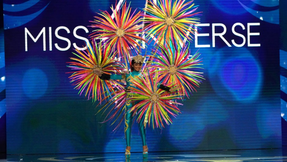 Angel J. Cartwright, Miss Bahamas, sube al escenario durante la 71.ª Exposición Nacional de Trajes de la Competencia Miss Universo en el Centro de Convenciones Morial de Nueva Orleans el 11 de enero de 2023 en Nueva Orleans, Luisiana. (Foto de Josh Brasted/Getty Images)
