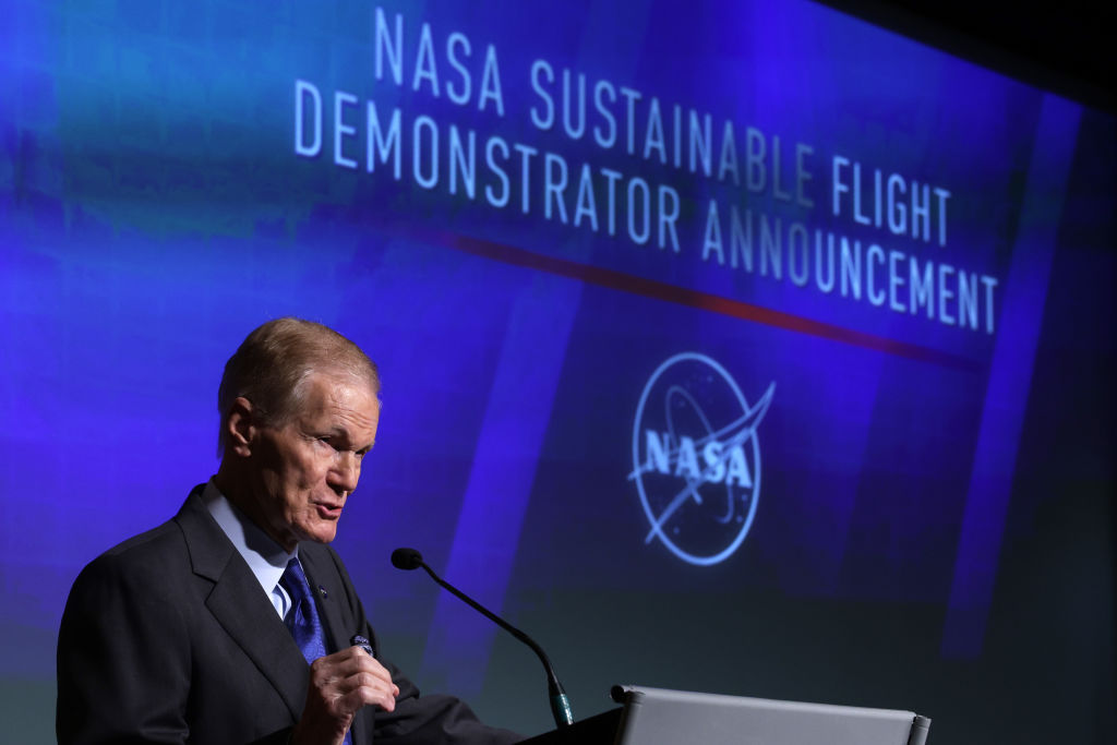 EL administrador de la NASA Bill Nelson presenta el Demostrador de Vuelos Sustentable, el 18 de enero de 2023, en la Ciudad de Washington. (Crédito: Alex Wong/Getty Images)