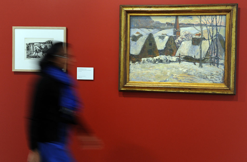 Esta fotografía tomada en marzo de 2016 muestra a una persona caminando delante de la obra de 1894 vum artist Paul Gauguin titulada 
