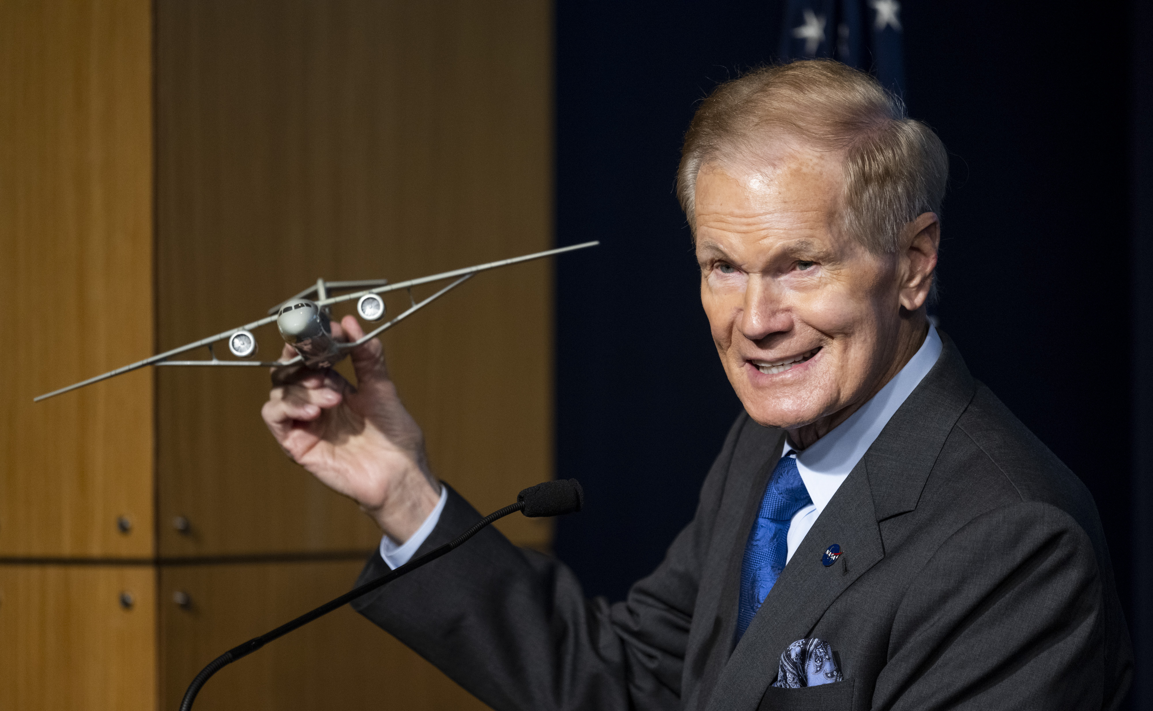 El administrador de la NASA, Bill Nelson, sostiene un modelo del avión con la tecnología Transonic Truss-Braced Wing. (Crédito: NASA/Joel Kowsky)