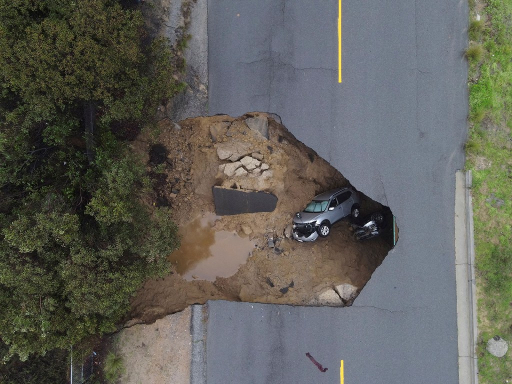Dos vehículos en un socavón en Chatsworth, California, el 10 de enero. (David Swanson/Reuters)