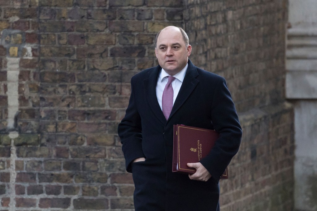 El ministro de Defensa británico, Ben Wallace, llega a Downing Street en Londres para asistir a una reunión del gabinete en diciembre de 2022. (Wiktor Szymanowicz/NurPhoto/AP)