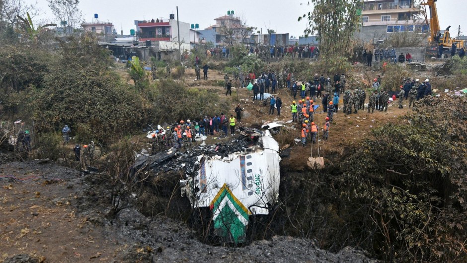 Los rescatistas inspeccionan los restos en el lugar del accidente aéreo de Yeti Airlines en Pokhara, Nepal, el domingo 16 de enero.  (PRAKASH MATHEMA/AFP vía Getty Images)
