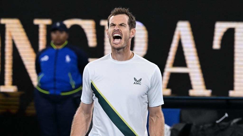 Andy Murray celebra su victoria de madrugada ante Thanasi Kokkinakis en la segunda ronda del Abierto de Australia. (Crédito: WILLIAM WEST/AFP vía Getty Images)