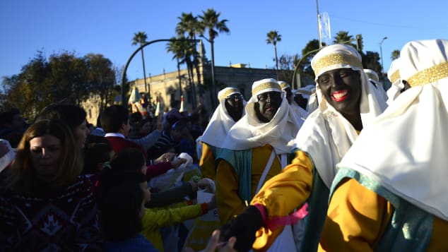 Asistentes de Baltazar en el tradicional desfile de los Reyes Magos en España.