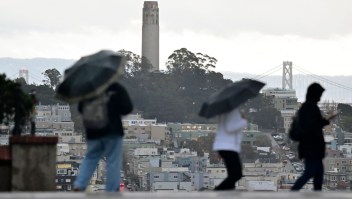 Lluvia en San Francisco, California, el miércoles 4 de enero, día en que comenzó a impactar el estado una bomba ciclónica. (Crédito: JOSH EDELSON/AFP vía Getty Images)