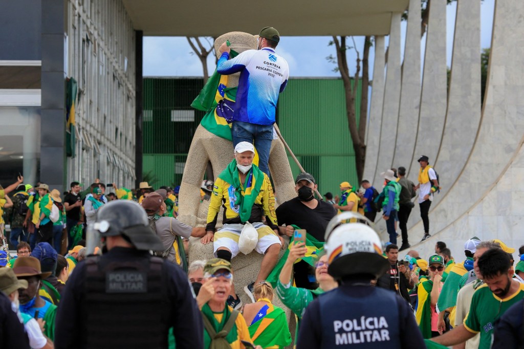 Simpatizantes del expresidente Jair Bolsonaro invaden el Palacio Presidencial de Planalto, en Brasilia, el 8 de enero de 2023. (Crédito: SERGIO LIMA/AFP vía Getty Images)