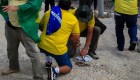Simpatizantes de Bolsonaro dañan la acera para obtener piedras durante los enfrentamientos con la policía antidisturbios frente al Palacio Presidencial de Planalto. (SERGIO LIMA/AFP vía Getty Images)