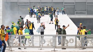 Simpatizantes del expresidente de Brasil Jair Bolsonaro chocan con la policía durante una manifestación frente a la sede del Congreso Nacional de Brasil, en Brasilia, el 8 de enero de 2023. (Crédito: EVARISTO SA/AFP vía Getty Images)