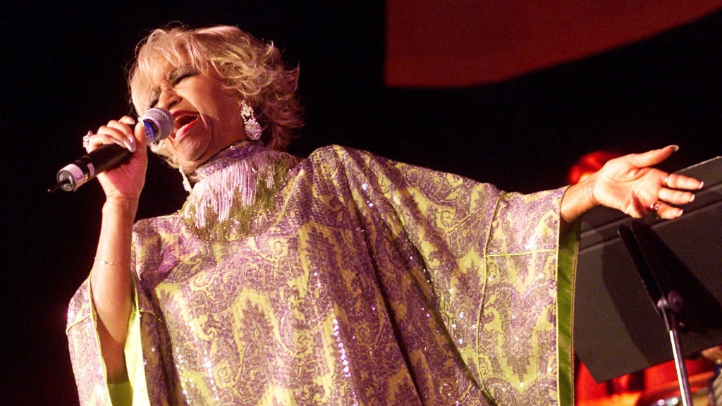 Celia Cruz cantando en el Hotel Beverly Hilton de Los Ángeles en 2001. (Crédito: Kevin Winter/Getty Images)
