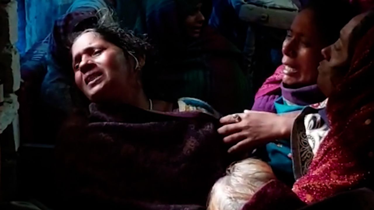Familiares de las víctimas del accidente de avión en Nepal.