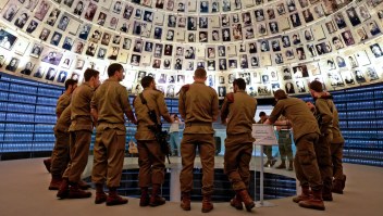 Soldados israelíes recorren la Sala de los Nombres durante una visita al Museo Conmemorativo del Holocausto Yad Vashem, en Jerusalén, el 27 de abril de 2022, antes del día anual en homenaje de los 6 millones de judíos asesinados por los nazis en el Holocausto. (Crédito: MENAHEM KAHANA/AFP vía Getty Images)