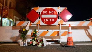 Un homenaje improvisado cerca de la escena del tiroteo mortal del 22 de enero de 2023 en Monterey Park, California. (Crédito: Eric Thayer/Getty Images)