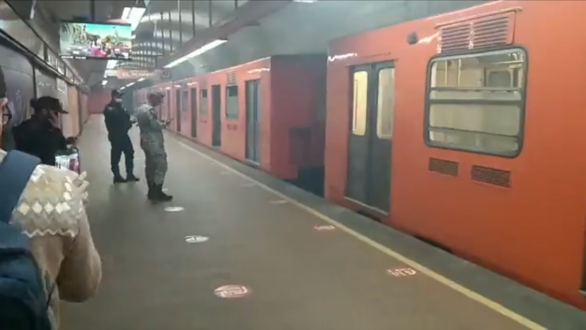 Se desacopla un vagón de tren en el metro de la Ciudad de México, el mismo día que se reabre la línea 12