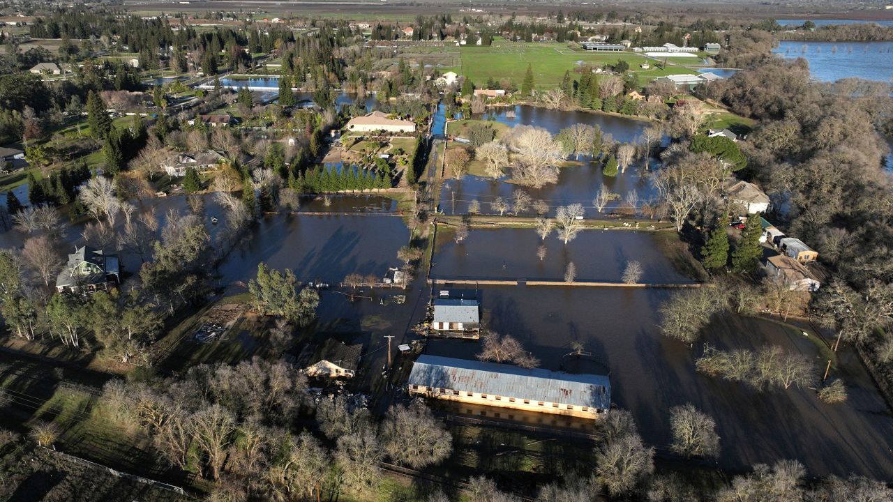 Una vista aérea de las áreas inundadas este domingo después de que las fuertes lluvias provocaron la ruptura de un dique, inundando las carreteras y propiedades del condado de Sacramento cerca de Wilton, California.