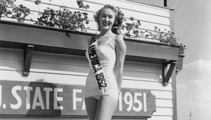 Yolande Betbeze Fox, elegida en 1951 como Miss America, estuvo (sin quererlo) en el centro del origen de Miss Universo. (Crédito: Hulton Archive/Getty Images)