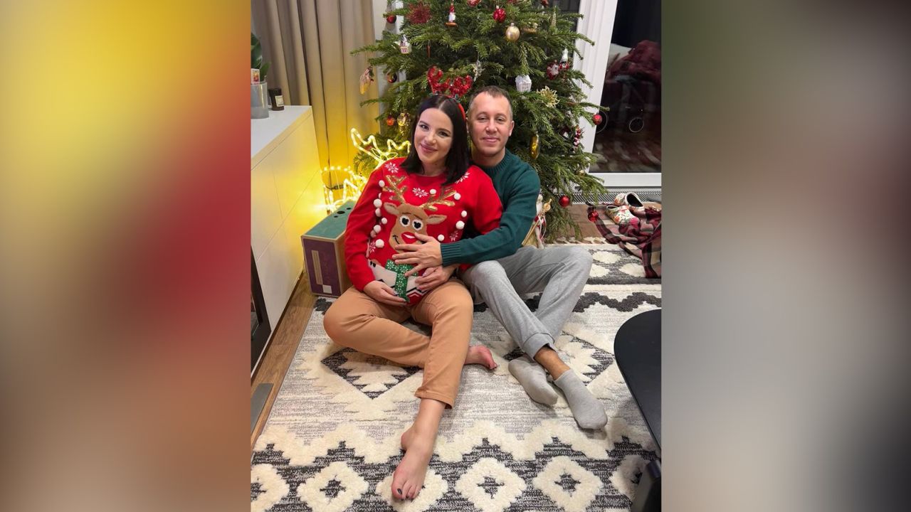 Kateryna y Oleg sentados junto al árbol de Navidad en su casa en los suburbios de Kyiv.