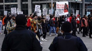 Agentes de policía de Atlanta observan cómo los manifestantes marchan durante una protesta contra el fatal ataque policial de Tyre Nichols en Memphis, en Atlanta, Georgia, el 28 de enero de 2023. (Crédito: Cheney Orr/AFP/Getty Images)