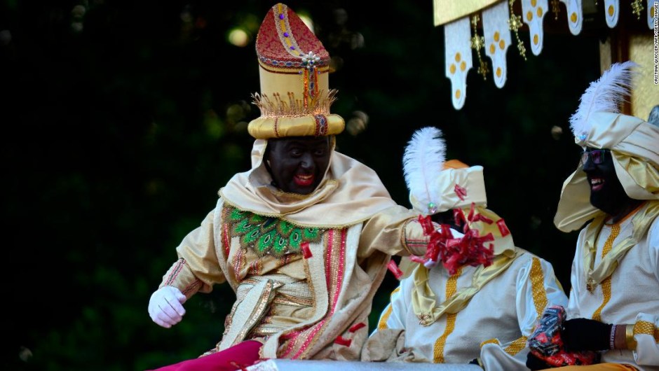 Un hombre disfrazado del Rey Baltazar, uno de los tres Reyes Magos, arroja dulces a la multitud durante la Cabalgata de los Reyes Magos en Sevilla, el 5 de enero de 2017 (Crédito: CRISTINA QUICLER/AFP via Getty Images)
