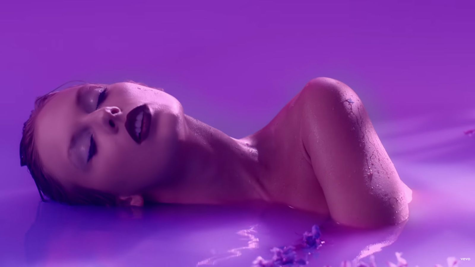 Taylor Swift lanza alucinante video de «Lavender Haze»