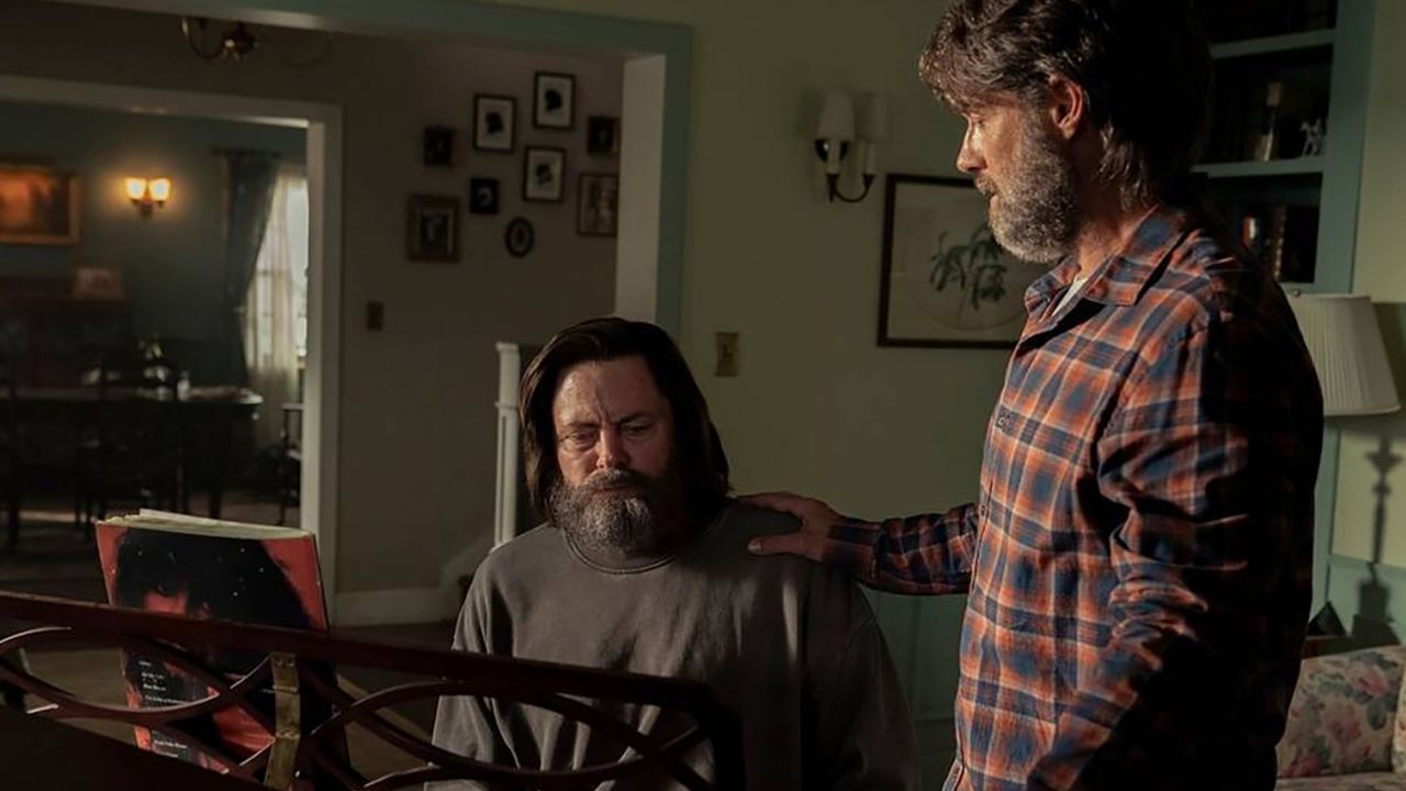 Nick Offerman y Murray Bartlett comparten un momento íntimo con la banda sonora de Linda Ronstadt en "The Last of Us".
