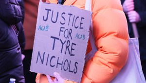 Personas se reúnen el 27 de enero de 2023 en Times Square para protestar por la muerte de Tyre Nichols en Nueva York. (Crédito: Michael M. Santiago/Getty Images)