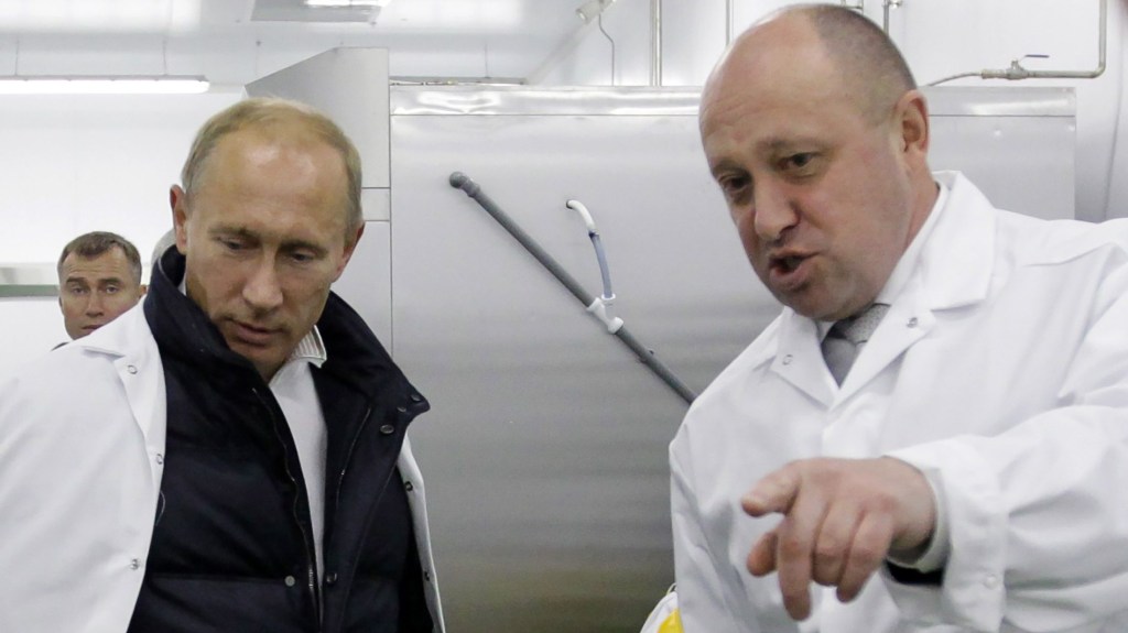 Vladimir Putin junto al oligarca ruso Yevgeny Prigozhin en septiembre de 2010. (Crédito: ALEXEY DRUZHININ/SPUTNIK/AFP vía Getty Images)