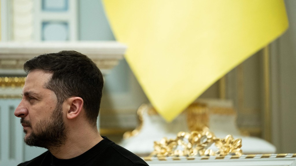 El presidente de Ucrania, Volodymyr Zelensky, escucha mientras el presidente de EEUU, Joe Biden, habla en el Palacio Mariinsky durante una visita sorpresa, el 20 de febrero en Kyiv. (Crédito: Evan Vucci/Pool/Getty Images)