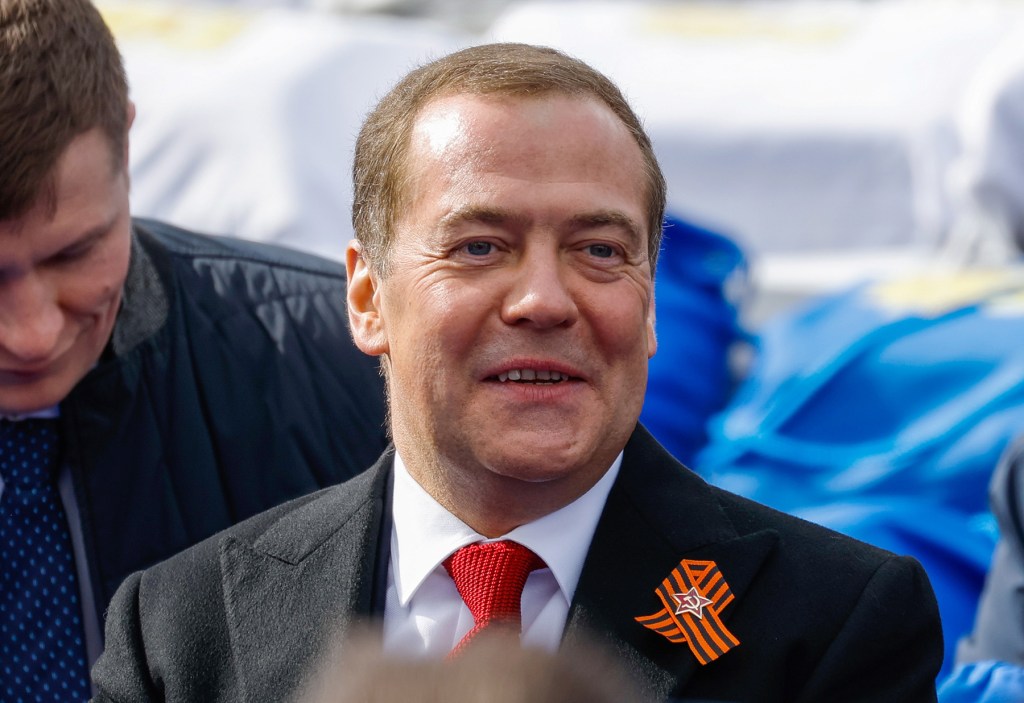 El vicepresidente del Consejo de Seguridad de Rusia, Dmitry Medvedev, asiste a un desfile militar con motivo del Día de la Victoria en la Plaza Roja, en el centro de Moscú, Rusia, el 9 de mayo. (Crédito: Maxim Shemetov/Reuters)